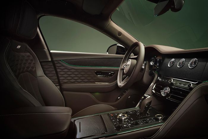  Nhìn chung, nội thất của Bentley Flying Spur thế hệ mới không có nhiều sự thay đổi so với bản nâng cấp vào năm 2024. Thương hiệu hướng đến các tùy chọn cá nhân hóa, ghế ngồi, vật liệu hoàn thiện và hệ thống âm thanh cao cấp mới. 