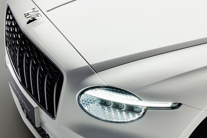  Bentley Flying Spur sở hữu ngoại thất được làm mới với các bề mặt hiện đại và liền mạch, bao gồm cả đèn pha đơn phía trước, vốn lần đầu tiên xuất hiện trên một chiếc sedan của Bentley kể từ năm 1962. 