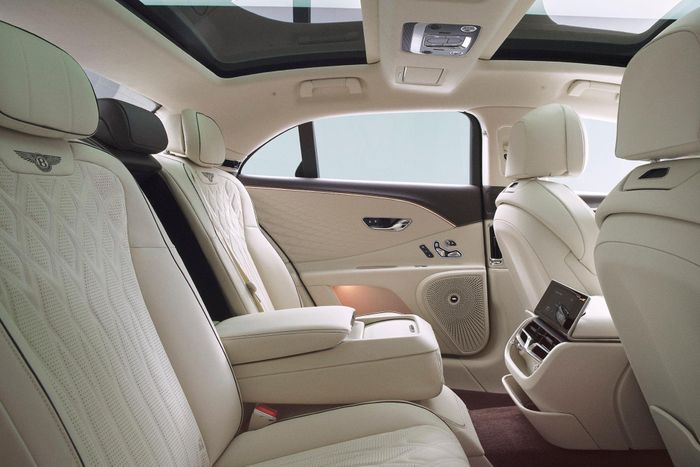  Hệ thống âm thanh Naim for Mulliner 21 loa, vốn trước đây chỉ khả dụng trên Batur, sở hữu công nghệ lấy từ dòng Focal Grande Utopia với màng loa "M" cone độc quyền. 