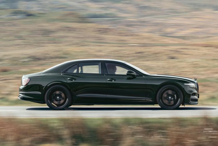  Flying Spur Speed và Flying Spur Mulliner được trang bị hệ thống Ultra Performance Hybrid, sản sinh công suất tối đa 782 mã lực và mô-men xoắn cực đại 1.000 Nm. 