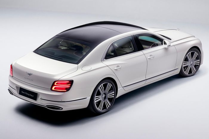  Mẫu xe này được giới thiệu với 2 phiên bản động cơ: High Performance Hybrid cho Flying Spur tiêu chuẩn, Azure và S, trong khi biến thể Speed và cao cấp nhất là Mulliner sử dụng cơ cấu Ultra Performance Hybrid. 