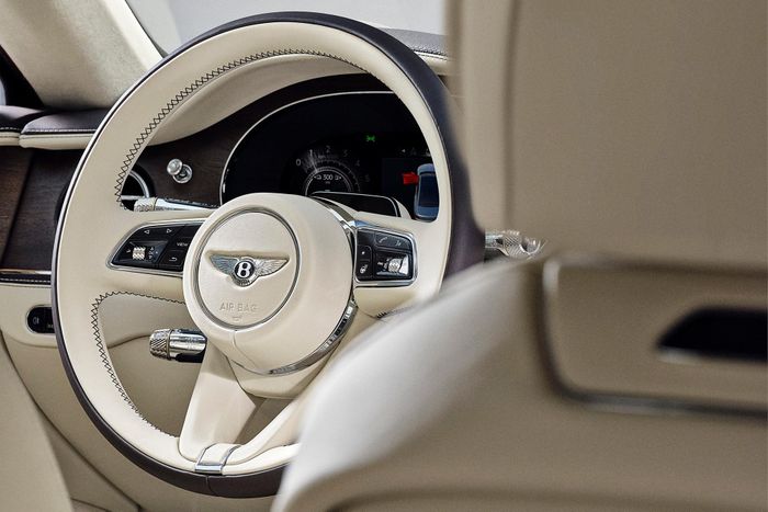  Đặc biệt, Bentley cung cấp bộ sưu tập Virtuoso hoàn toàn mới, bao gồm các chi tiết màu vàng Champagne Gold, chất liệu cao cấp hơn, họa tiết thêu riêng và đặc biệt là hệ thống âm thanh Naim for Mulliner. 