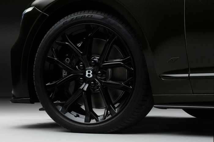  Phiên bản này còn được nâng cấp khung gầm Bentley Performance Active, vốn trước đây chỉ có mặt trên Speed hay Mulliner, bao gồm chức năng đánh lái bánh sau, Bentley Dynamic Ride 48 V và lần đầu tiên trang bị thêm vi sai chống trượt điện tử eLSD. 