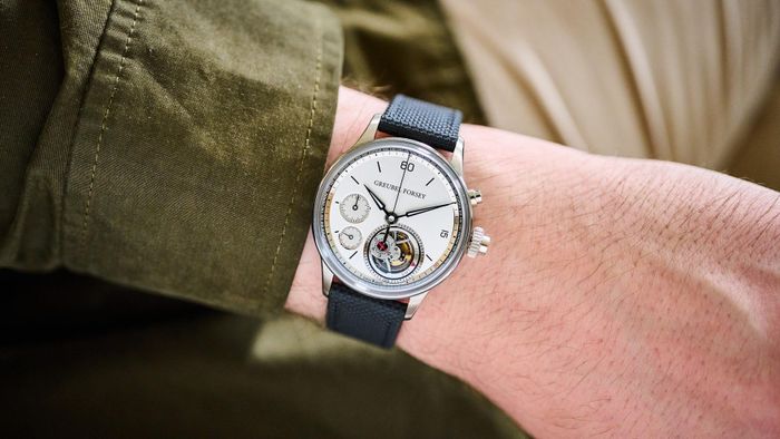  Bên cạnh đó, Zuckerberg còn được cho là sở hữu Greubel Forsey Nano Foudroyante EWT, mẫu đồng hồ được ra mắt cuối năm 2024 nhân dịp kỷ niệm 20 năm thành lập thương hiệu. Nano Foudroyante EWT sở hữu bộ vỏ vàng trắng 37,9 mm, dày 10,5 mm, kết hợp với bezel và nắp đáy bằng tantalum. Điểm nhấn của mẫu đồng hồ nằm ở cơ chế seconde foudroyante siêu nhỏ, dạng kim giây chớp, cho phép chia mỗi giây thành 6 phần theo nhịp dao động 3 Hz của tourbillon bay. Mẫu đồng hồ này được giới hạn chỉ 11 chiếc, với giá niêm yết khoảng 540.000 USD. Trên thị trường thứ cấp, một số chiếc đã được rao bán ở mức khoảng 700.000 USD. Ảnh: Hodinkee.