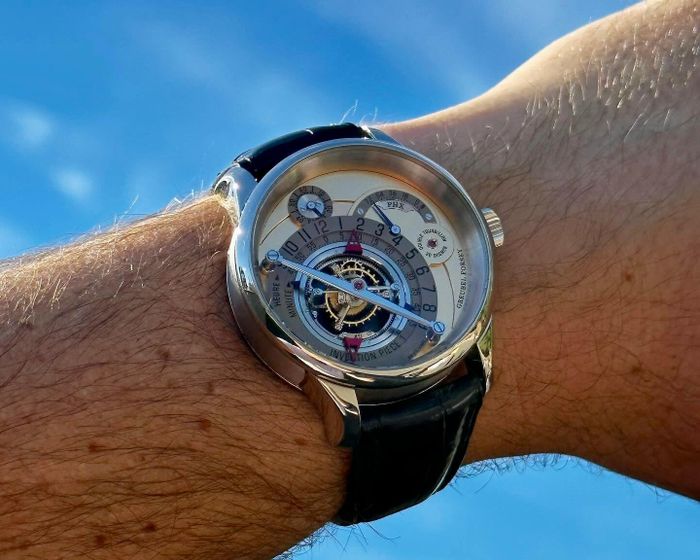  Đại diện Greubel Forsey từng xác nhận Invention Piece 1 có giá 520.000 CHF khi ra mắt vào năm 2008, tương đương khoảng 480.000 USD theo tỷ giá thời điểm đó. Hiện tại, ước tính giá trị của mẫu này vào khoảng 560.000 USD. Greubel Forsey không phải thương hiệu quen thuộc với số đông người yêu đồng hồ xa xỉ. Hãng Thụy Sĩ chỉ sản xuất vài trăm chiếc mỗi năm và thường được giới sưu tầm sành sỏi xem như một trong những “chén thánh” của haute horlogerie. Ảnh: @stevehallock.