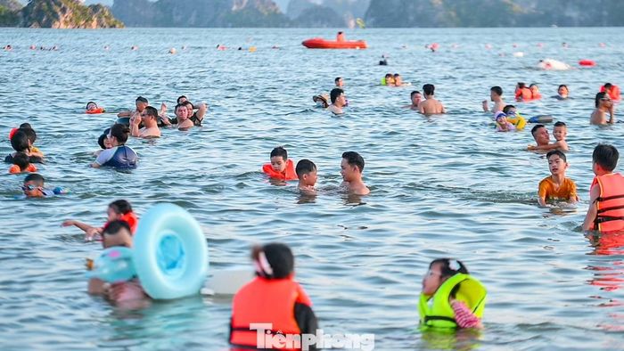  Người dân thỏa thích nô đùa dưới biển sau cả ngày trời nóng nực. 