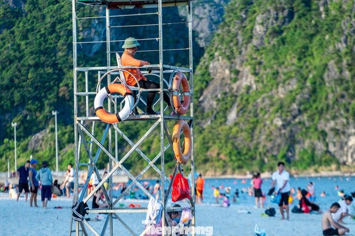  Lực lượng cứu hộ luôn luôn túc trực tại các chòi canh và dọc phao quây vùng nước bãi tắm để sẵn sàng cứu trợ người dân khi xảy ra tình huống xấu. 