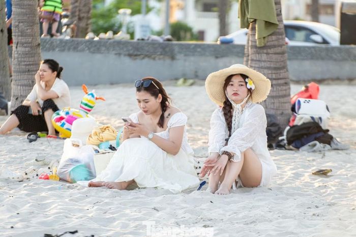  Số khác lại lựa chọn ngồi hóng gió trên bãi cát. 