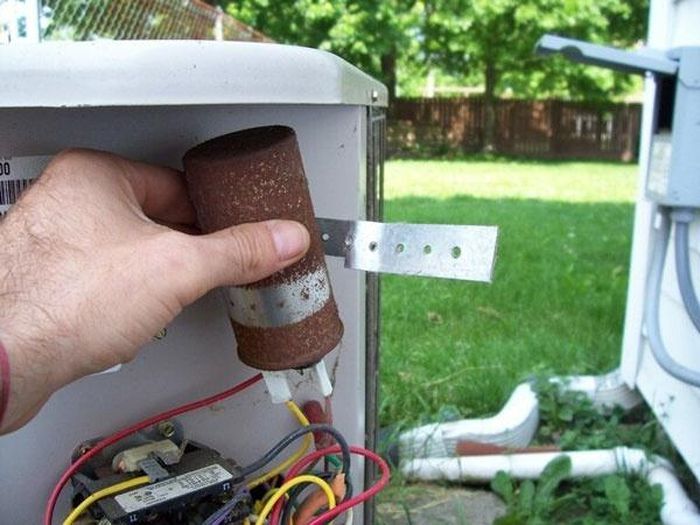  Tụ điện điều hòa sẽ bị quá tải nếu hoạt động liên tục trong mùa nóng. Nguồn ảnh: Meta.vn