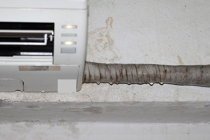  Người dùng nên kiểm tra ống đồng để phát hiện dấu hiệu rò rỉ trước khi quyết định nạp thêm gas cho điều hòa. Nguồn ảnh: Meta.vn