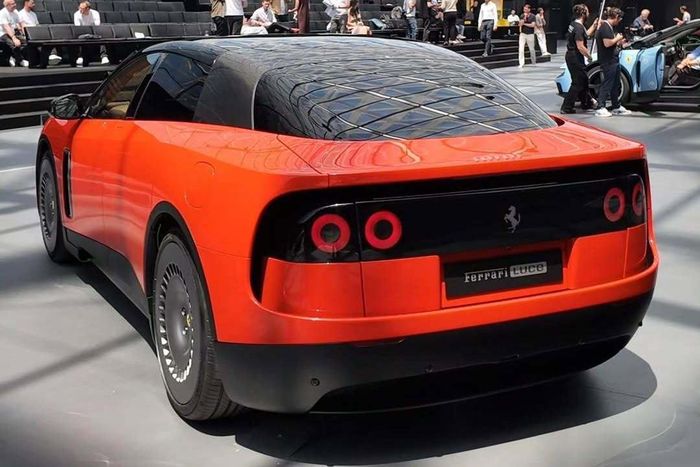  Giới truyền thông bị niêm phong toàn bộ thiết bị cá nhân. Thay vào đó, Ferrari bố trí đội ngũ quay phim và chụp ảnh riêng. Thậm chí, mỗi cá nhân chỉ có 30 phút để quan sát và tìm hiểu mẫu EV dưới sự giám sát chặt chẽ hãng. 