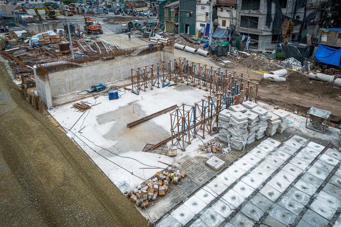 Trước đó, từ ngày 30/5, Hà Nội điều chỉnh phương án tổ chức giao thông tại khu vực này nhằm phục vụ công tác thi công. Việc quây rào và phân luồng được thực hiện để bảo đảm an toàn cho người tham gia giao thông và đáp ứng tiến độ xây dựng công trình. 