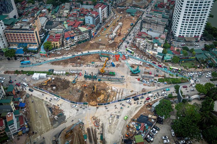  Tại nút giao La Thành - Nguyễn Chí Thanh, hạng mục ga ngầm S3 thuộc dự án đường sắt đô thị tuyến số 5 (Văn Cao - Ngọc Khánh - Láng - Hòa Lạc) đang được quây rào để thi công. 