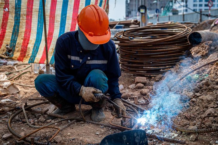  Trên tuyến đường, khoảng 50 công nhân làm việc liên tục nhằm đẩy nhanh tiến độ xây dựng cầu vượt và nhiều hạng mục hạ tầng kỹ thuật. 