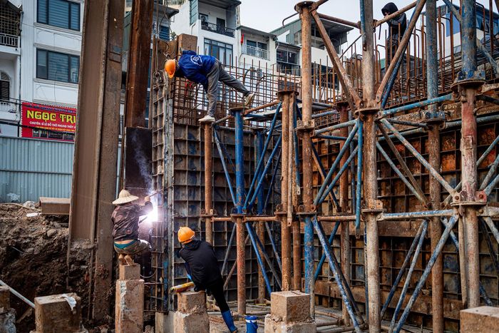  Tại công trường, nhiều máy móc, thiết bị được huy động phục vụ thi công. 