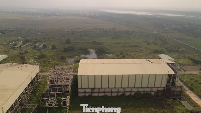  Nhiều hạng mục vẫn nằm "bất động" giữa vùng nguyên liệu từng được quy hoạch phục vụ sản xuất . Việc dự án kéo dài nhiều năm chưa thể đưa vào khai thác đã gây lãng phí lớn về nguồn lực đầu tư và quỹ đất công nghiệp. 