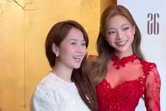  Buổi lễ còn có sự tham dự của diễn viên Tam Triều Dâng. Cô diện đầm dài màu trắng ôm dáng và chụp ảnh lưu niệm cùng cô dâu. Trong khi đó, dù không có mặt trực tiếp, rich kid Hà My vẫn gửi lời chúc mừng đến Katleen Phan Võ qua mạng xã hội với dòng nhắn ngắn gọn: "Cô dâu xinh quá". 