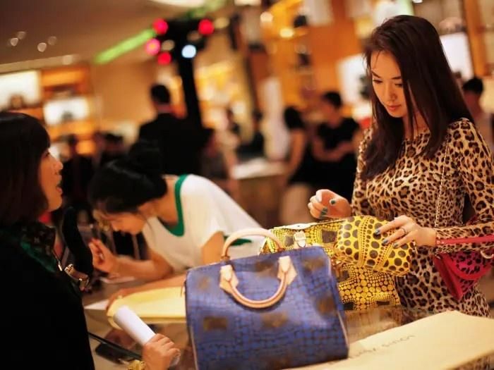  Giới siêu giàu Mỹ chi hàng trăm nghìn USD để dạy con cách quản lý gia sản và tìm kiếm mục đích sống sau khi thừa kế. Ảnh minh họa: Carlos Barria/Reuters. 
