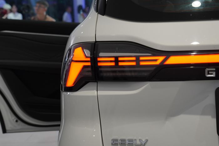  Có thể thấy thiết kế đuôi của Geely Okavango thay đổi so với mẫu SUV cỡ D cùng nhà. Cặp đèn hậu của mẫu SUV 7 chỗ thanh mảnh hơn, khá tương đồng thiết kế đèn trên Coolray mới. 