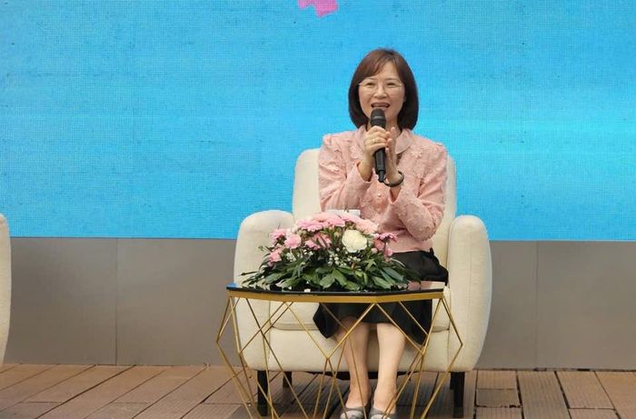  Bác sĩ Lê Hồng Nga, Phó giám đốc HCDC chia sẻ tại tọa đàm. Ảnh: Nguyễn Thuận.