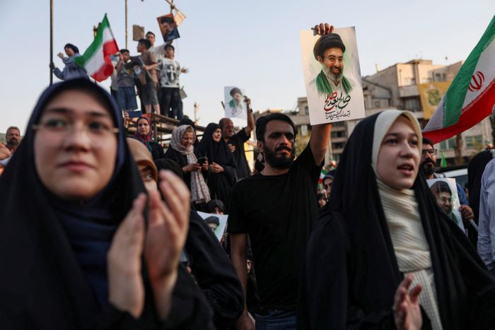  Người dân Tehran vẫn xuống đường diễu hành mỗi ngày. Ảnh: Reuters. 