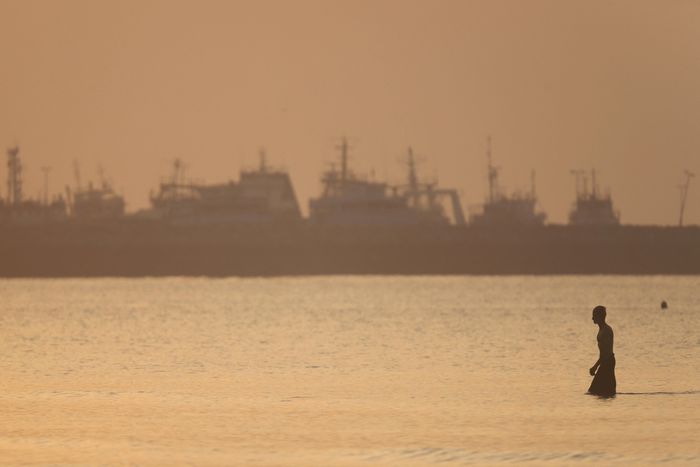 Tàu thuyền di chuyển trên eo biển Hormuz, khu vực gần bãi biển Bandar Abbas của Iran. Ảnh: Reuters. 