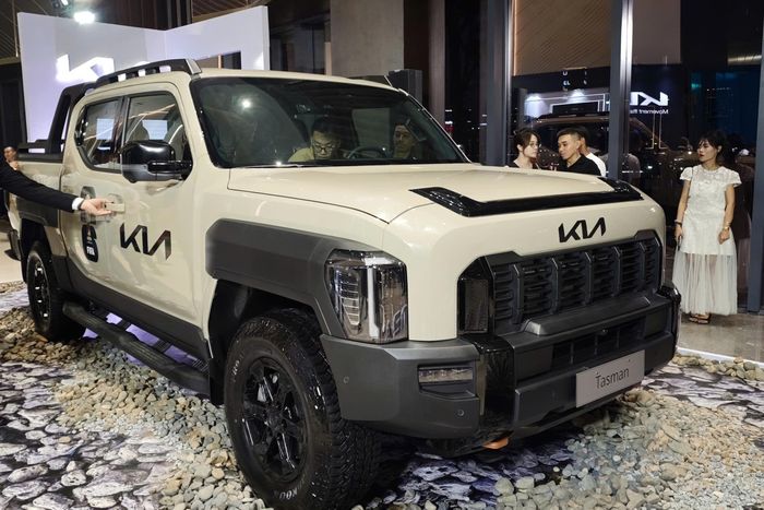  Xe mang thiết kế hầm hố với nhiều chi tiết dập nổi, cắt xẻ. Đầu xe vuông vức cùng kiểu thiết kế Tiger Face. Khoảng sáng gầm xe đạt mức 224 - 252 mm, với khả năng lội nước lên đến 800 mm. 