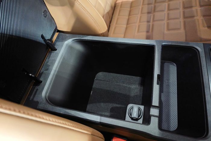  Bên cạnh hộc đồ ở hàng ghế trước dung tích 33 lít, khi lật 2 hàng ghế sau lên, người lái còn được trang bị thêm một hộc đồ dài bí mật ngang thân xe nhằm chứa các dụng cụ. 