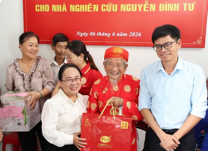  Bà Đinh Thị Thanh Thủy - Phó trưởng ban Tuyên giáo và Dân vận Thành ủy TP.HCM - cùng đại diện Nhà Xuất bản Tổng hợp TP.HCM thăm hỏi, gửi tặng món quà chúc mừng nhà nghiên cứu Nguyễn Đình Tư. 