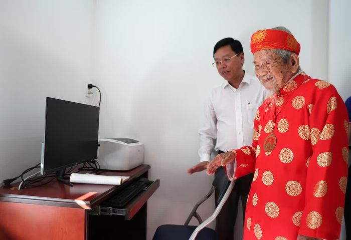  Cụ Tư bên chiếc máy vi tính mà ông dùng để viết sách. Ảnh: Ngô Tùng. 
