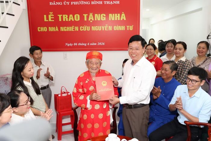  Nhà nghiên cứu 106 Nguyễn Đình Tư đón nhận món quà của lãnh đạo TP.HCM trong ngày đặc biệt. 