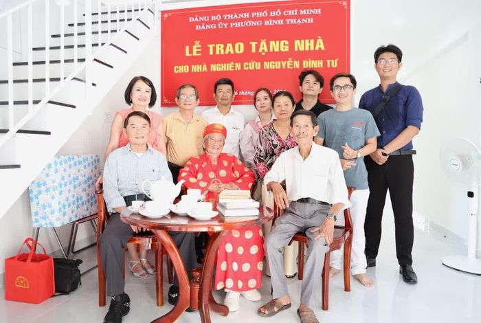  Nhiều con cháu ở xa cũng về chúc mừng nhà nghiên cứu Nguyễn Đình Tư dịp này. 