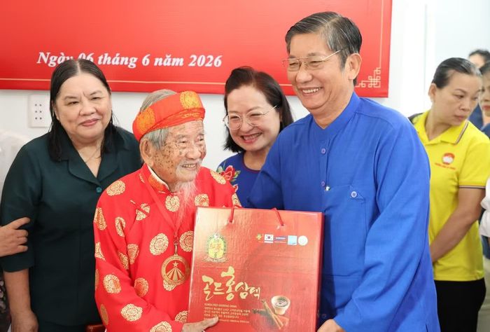  Chính quyền địa phương, các cá nhân tặng quà chúc mừng cụ Tư. 