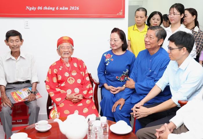  Nhà nghiên cứu Nguyễn Đình Tư bày tỏ niềm vui tại buổi lễ. 