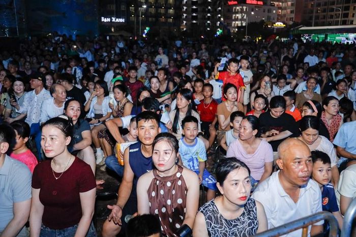 Đông đảo khán giả xem Chương trình nghệ thuật đặc biệt với chủ đề “Biển Việt Nam - Hành trình không gian xanh”