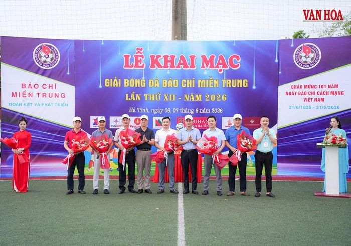 Lãnh đạo tỉnh tặng hoa cho các nhà tài trợ giải