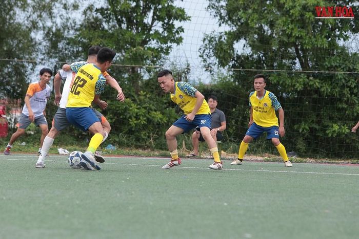 Sau lễ khai mạc là trận khởi tranh giữa đội FC báo chí Hà Tĩnh và FC báo chí Thanh Hóa tại sân số 1