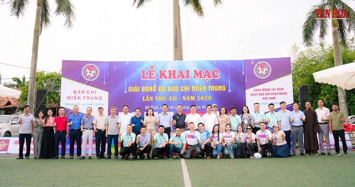Lãnh đạo tỉnh Hà Tĩnh chụp ảnh lưu niệm với Ban tổ chức giải