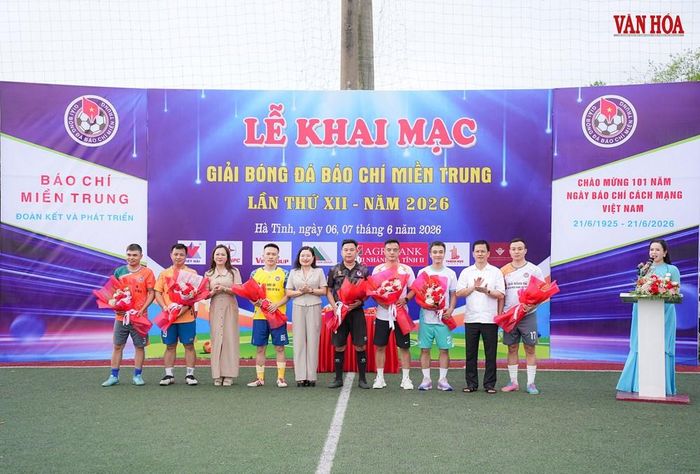 Phó chủ tịch UBND tỉnh Nguyễn Thị Nguyệt và Giám đốc Sở Tài chính Nguyễn Trọng Hiếu tặng hoa cho đại diện các đội bóng tham dự giải