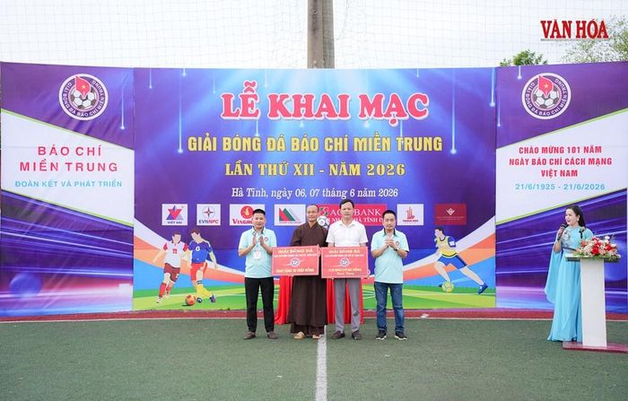 Đại diện FC Báo chí Hà Tĩnh và FC Báo chí Đà Nẵng trao tặng phần quà cho các em nhỏ đang được nuôi dưỡng tại Chùa Vĩnh