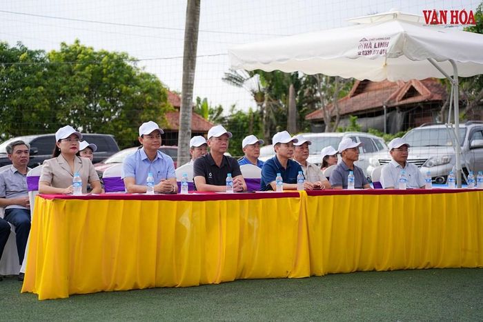 Ông Phan Thiên Định - Phó Bí thư Tỉnh ủy, Chủ tịch UBND tỉnh Hà Tĩnh (áo đen) cùng lãnh đạo tỉnh dự lễ khai mạc