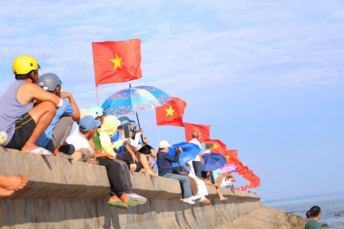 Đông đảo du khách và người dân cổ vũ các vận động viên thi đấu