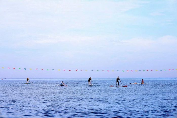 Vận động viên nỗ lực vượt qua dòng chảy để chinh phục đường đua SUP trên biển Lý Sơn