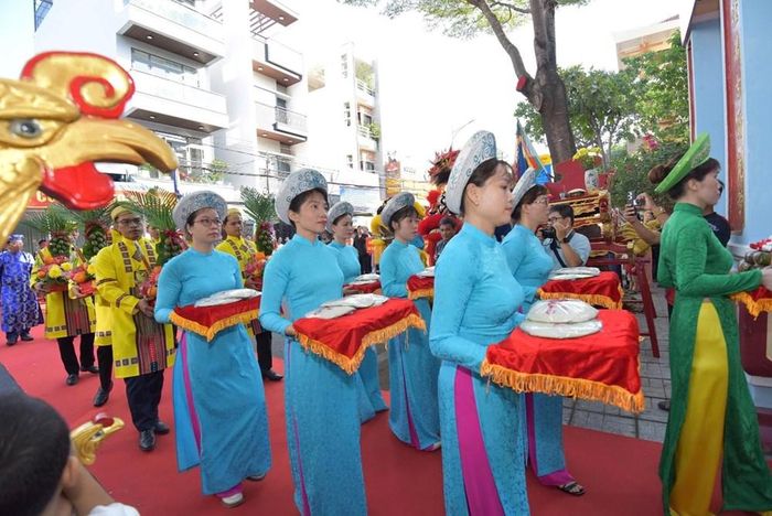 Nghi thức dâng bánh tại đền thờ Hùng Vương trong dịp Giỗ Tổ ở Khánh Hòa