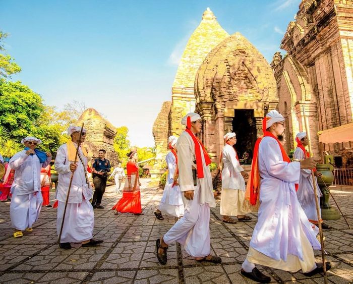 Thực hành tín ngưỡng tâm linh tại các tháp Chăm, tỉnh Khánh Hòa