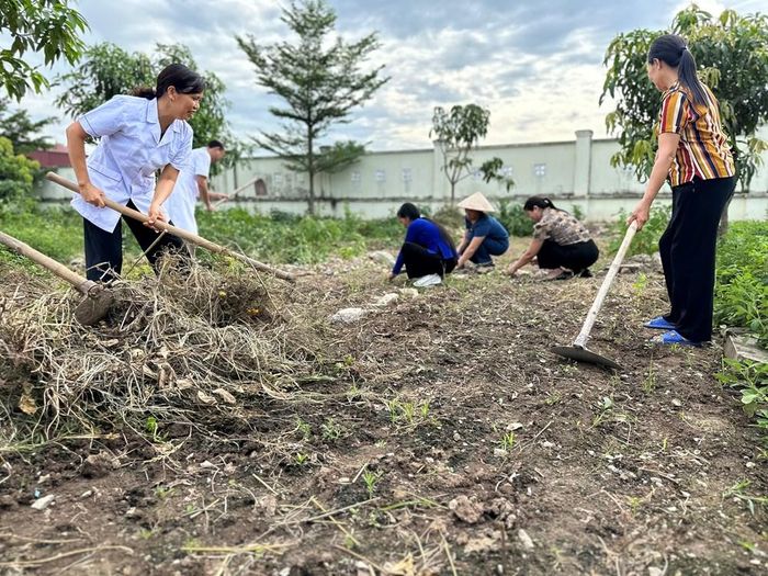 Cán bộ, nhân dân thôn 5 xã Gia Trấn tiến hành dọn dẹp vệ sinh trong khuôn viên Nhà văn hóa và các tuyến đường làng, ngõ trong thôn