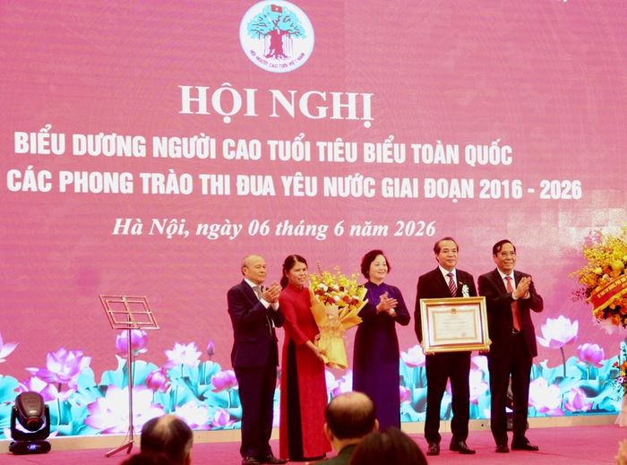 Phó Thủ tướng Chính phủ Phạm Thị Thanh Trà đã trao Huân chương Lao động hạng Ba cho Văn phòng Trung ương Hội Người cao tuổi Việt Nam