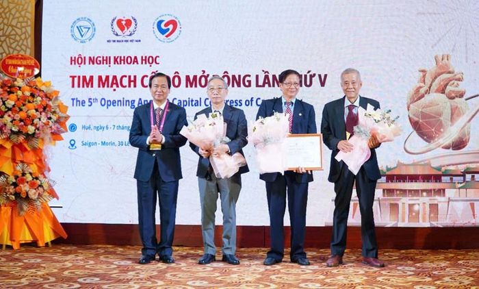 GS.Nguyễn Lân Việt trao tặng Giấy khen của Hội Tim mạch Việt Nam cho Hội Tim mạch TP. Huế. Ảnh: S.T