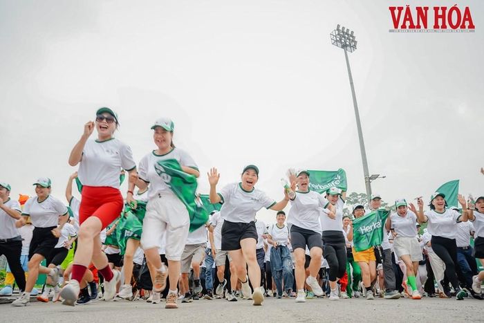 Vận động viên, võ sinh tham gia chạy marathon tạo nên bức tranh thể thao giàu sức sống