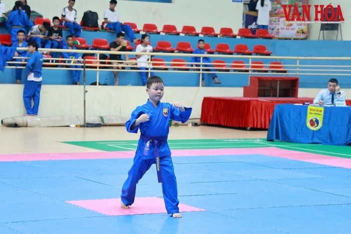 Vận động viện thực hiện bài thi tại Nhà thi đấu thể dục thể thao tỉnh Thái Nguyên